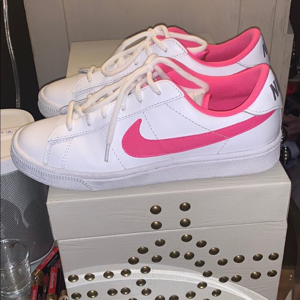 Nike - Picture 3 of 3